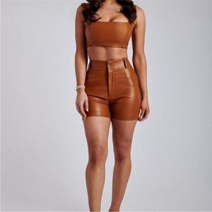 MESHKI Faux Leather Rasta Shorts Brown
High Waist Tailored Fit, Size S